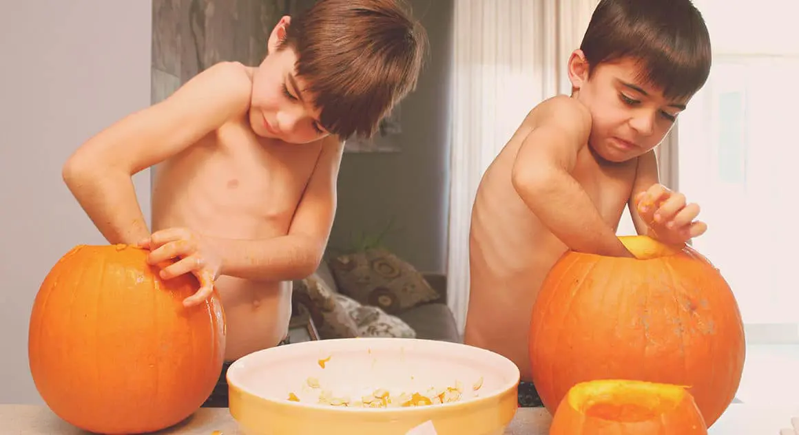 Enfants qui retirent les graines de citrouille