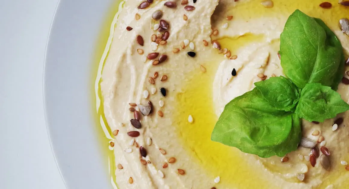 image de houmous avec feuilles de menthe