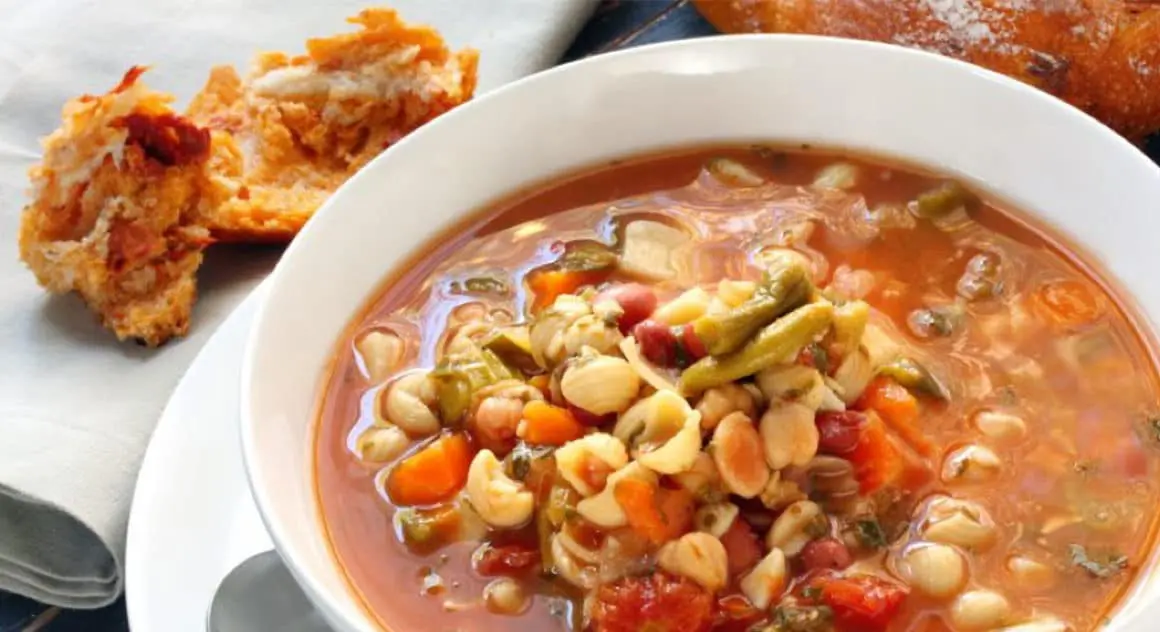 Bol de soupe méditérranéenne aux pois chiches