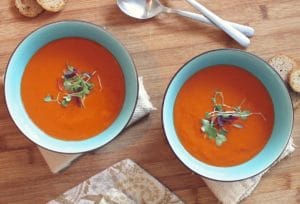 bols de soupe de lentilles aux tomates