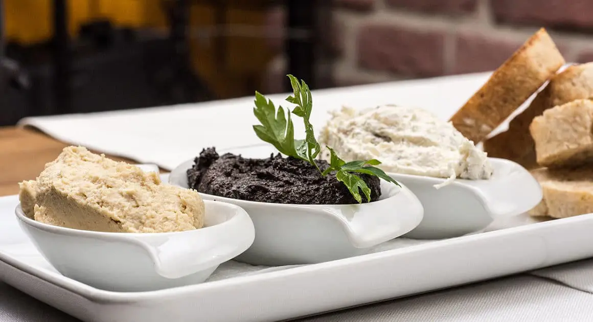 tapenade aux lentilles et olives noires dans un bol blanc