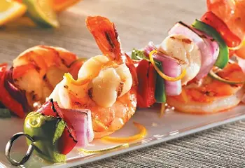 brochettes-crevettes-petoncles-agrumes