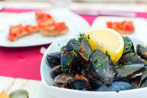 assiette de moules avec citron